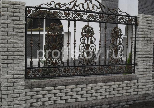 Оригинальный забор из кирпича — надёжная ограда и украшение участка
